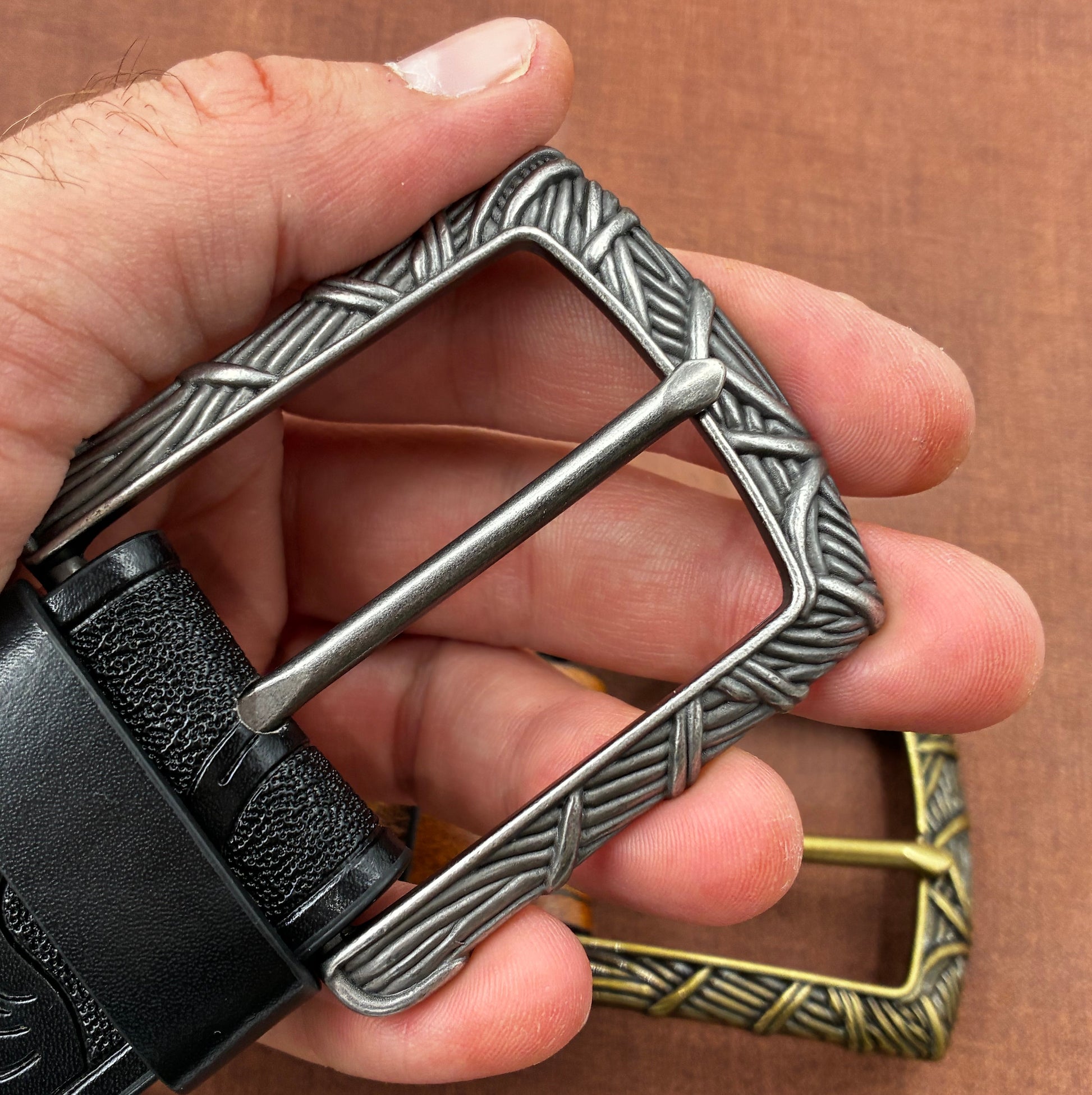 Verzierte Metallgürtelschnalle mit geflochtenem Design, ideal für Lederprojekte