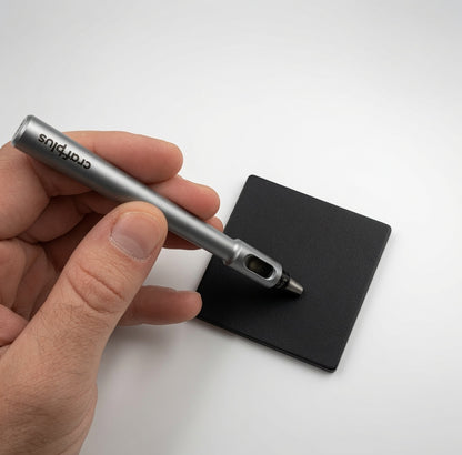 Hand hält CraftPlus Werkzeug über schwarzes Leder für präzise Bearbeitung