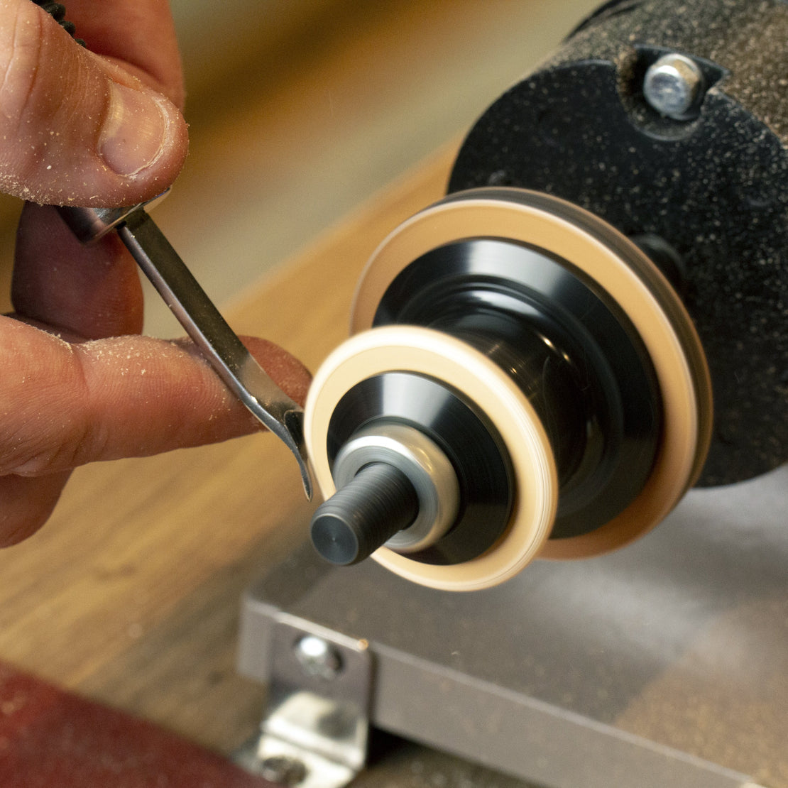 Hand bearbeitet Leder mit Poliermaschine – Werkzeug für Lederprojekte