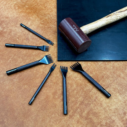 Lederwerkzeuge: Diamantlocheisen und Hammer für Lederprojekte