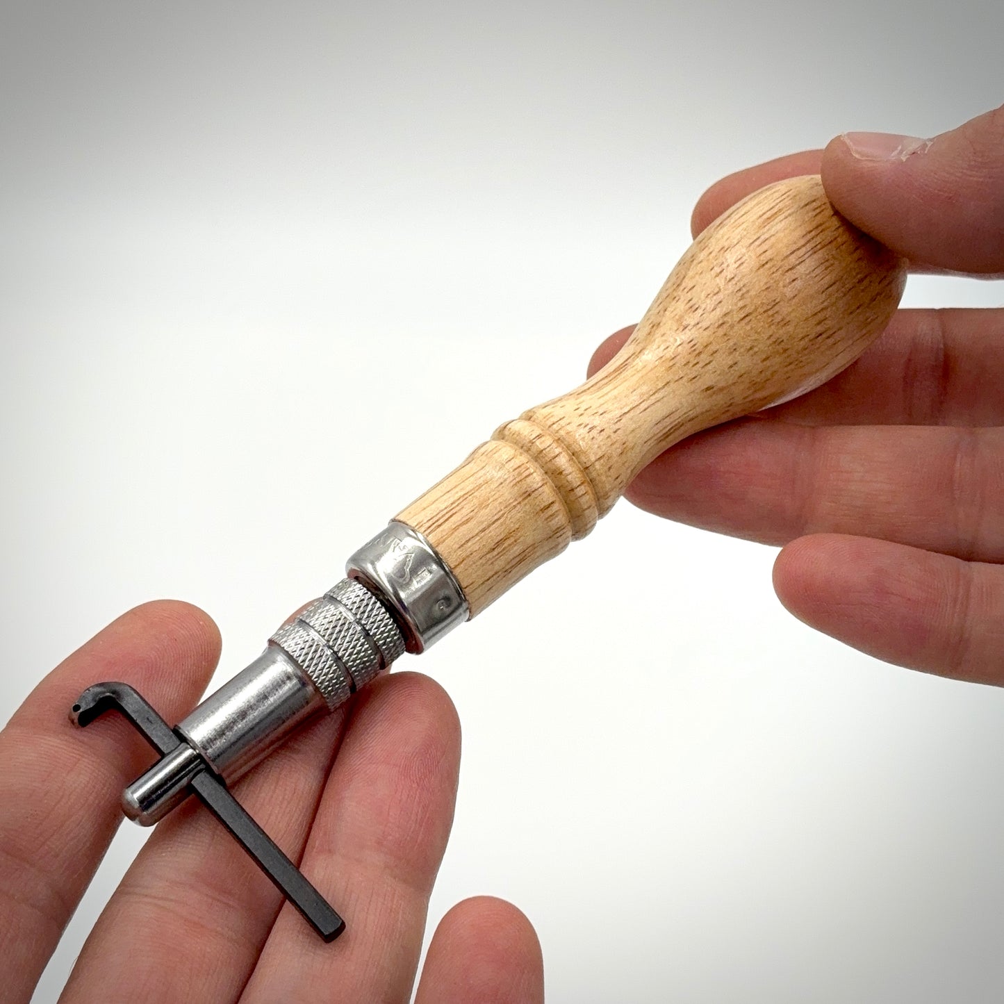 Handgehaltener Lederstanzer mit Holzgriff für präzise Lochungen
