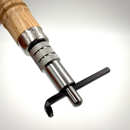 Lederwerkzeug: Präzises Lochzange mit Holzgriff für Handwerk und Bastelprojekte.