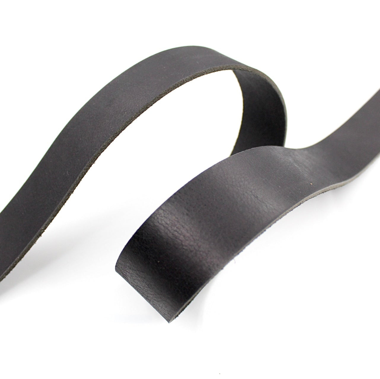 Hochwertige Leder Riemen in schwarz aus Vollbüffelleder mit natürlicher, lebendiger Maserung.