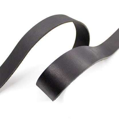 Hochwertige Leder Riemen in schwarz aus Vollbüffelleder mit natürlicher, lebendiger Maserung.