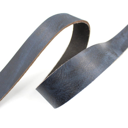 Hochwertige Leder Riemen in marineblau aus Vollbüffelleder mit natürlicher, lebendiger Maserung.