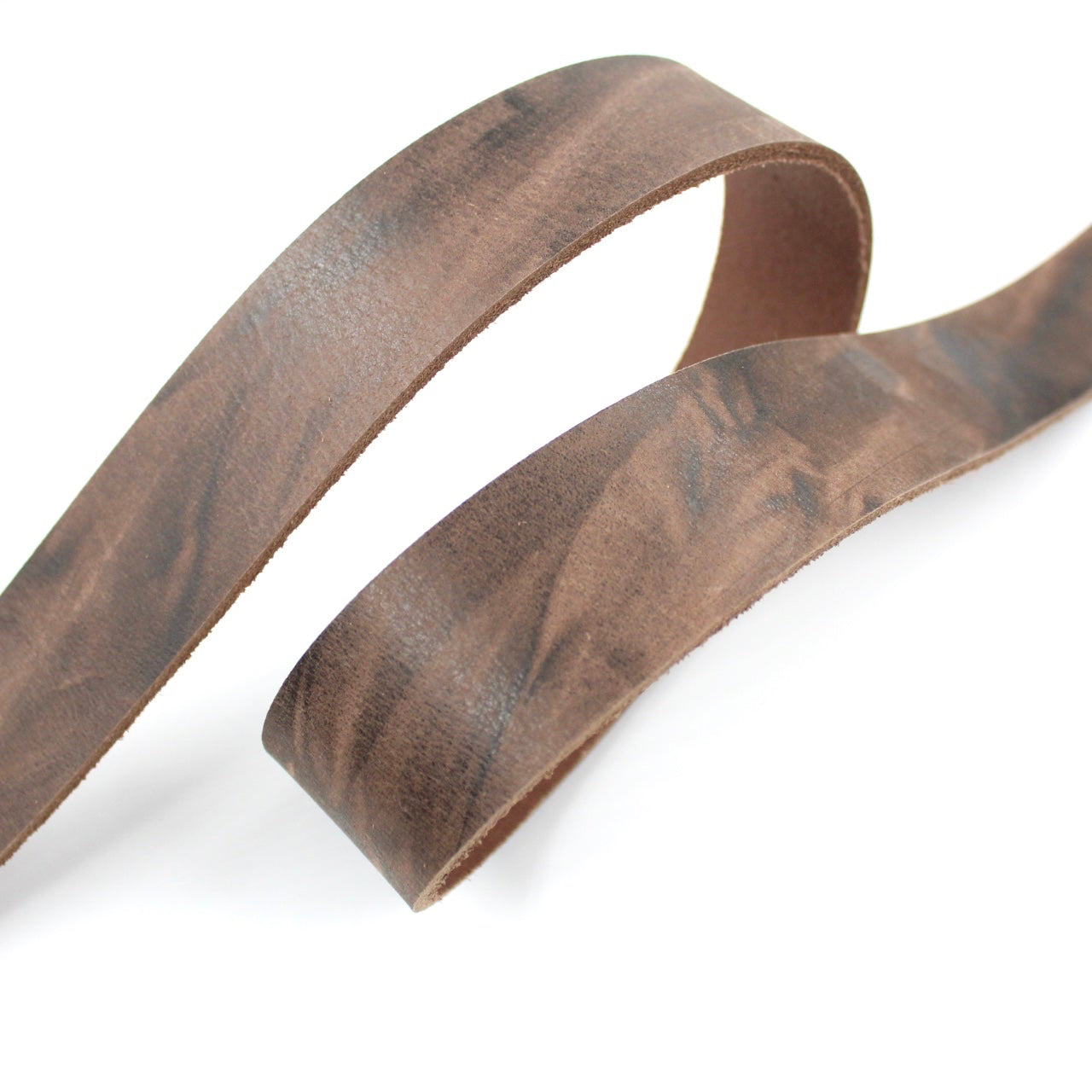 Hochwertige Leder Riemen in dunkelbraun aus Vollbüffelleder mit natürlicher, lebendiger Maserung.