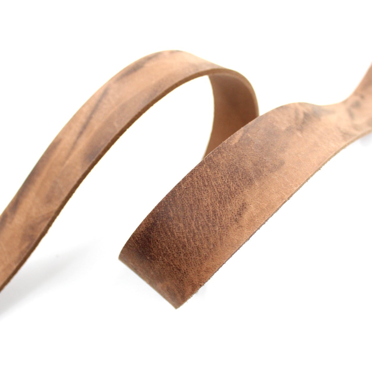 Hochwertige Leder Riemen in braun aus Vollbüffelleder mit natürlicher, lebendiger Maserung.