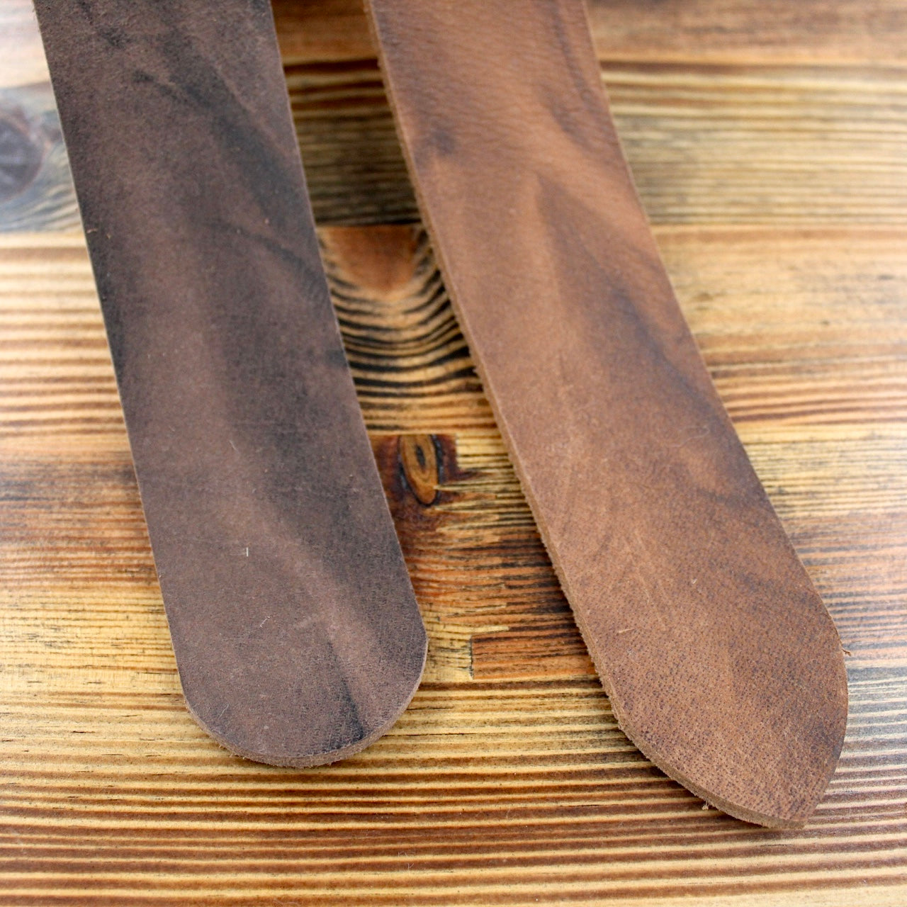 Zwei braune Lederriemen Mit rund und klassische Ende