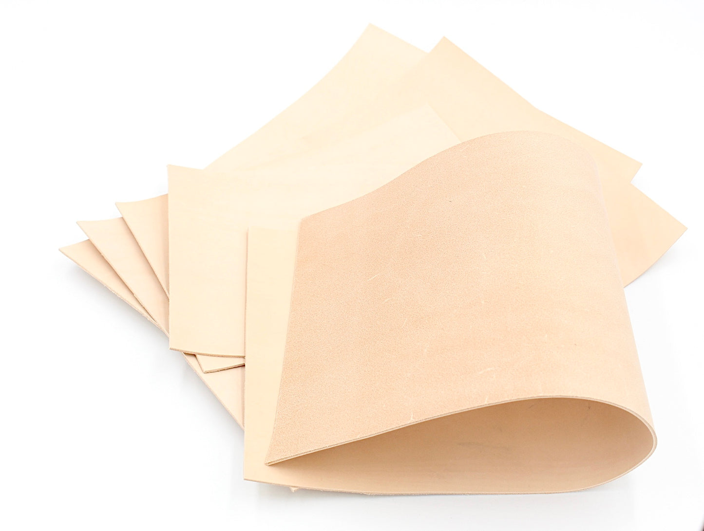 Natürliche helle Lederstücke für Lederarbeiten auf weißem Hintergrund, ideal für Handwerker und Bastler