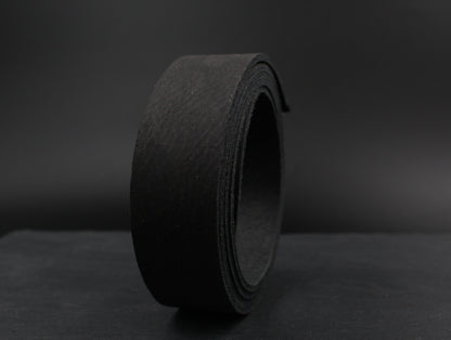 Velouroptik Lederriemen in chwarz auf rolle