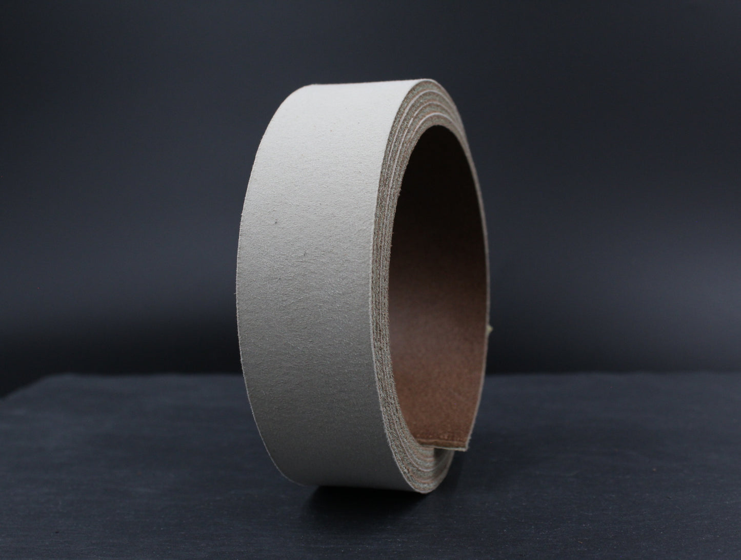 Velouroptik Lederriemen in Ecru auf Rolle
