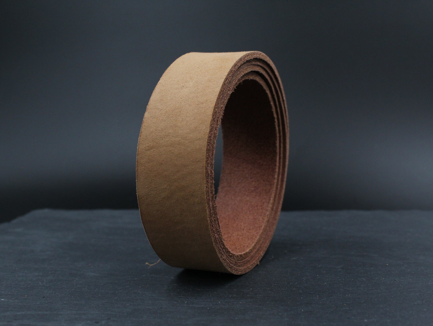 Velouroptik Lederriemen in Camel auf Rolle