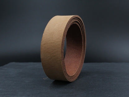 Velouroptik Lederriemen in Camel auf Rolle