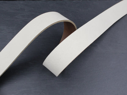 Velouroptik Lederriemen in Edelweiss