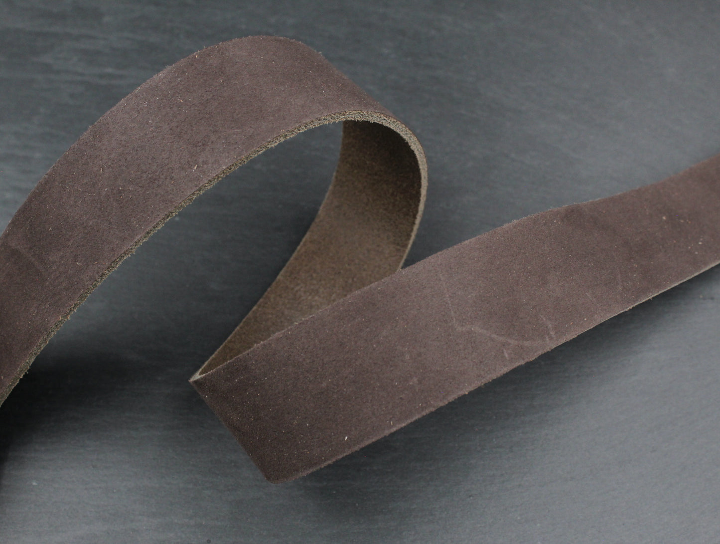 Velouroptik Lederriemen in Dunkelbraun