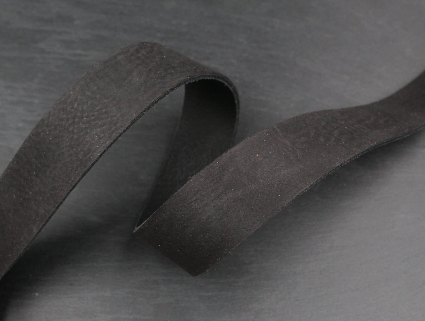 Velouroptik Lederriemen in Schwarz