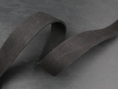 Velouroptik Lederriemen in Schwarz