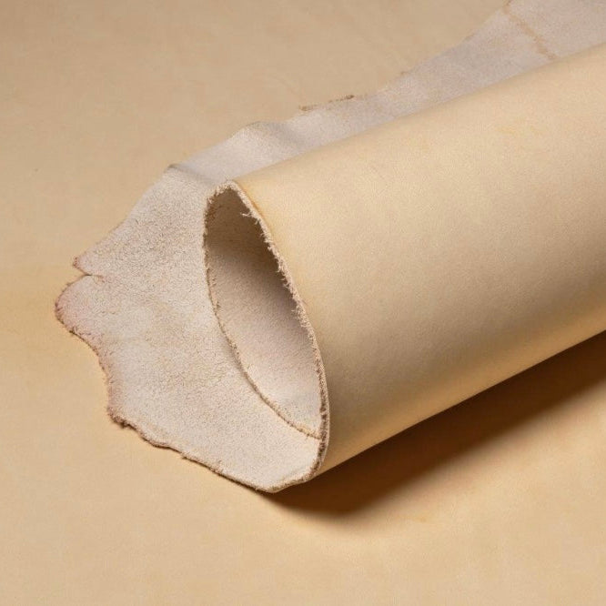 Ecrufarbenes Lederstück, aufgerollt, hochwertig, von Klever Leder für Handwerk und Bastler