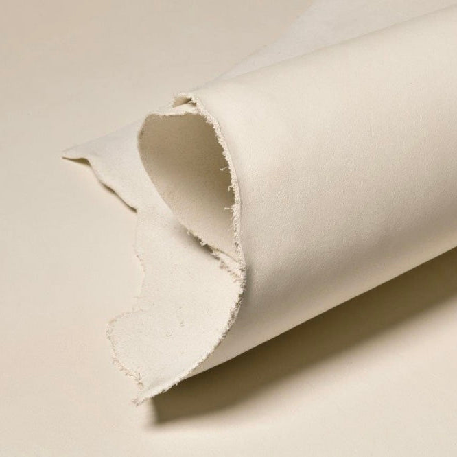 Hochwertiges naturweißes Lederstück, offen ausgerollt, Klever Leder Online-Shop