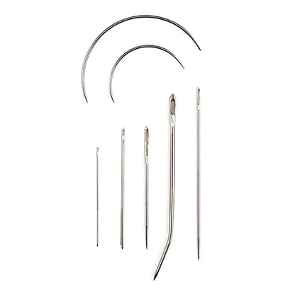 Set aus Leder-Nadeln für Handwerker, verschiedene Formen und Größen auf weißem Hintergrund