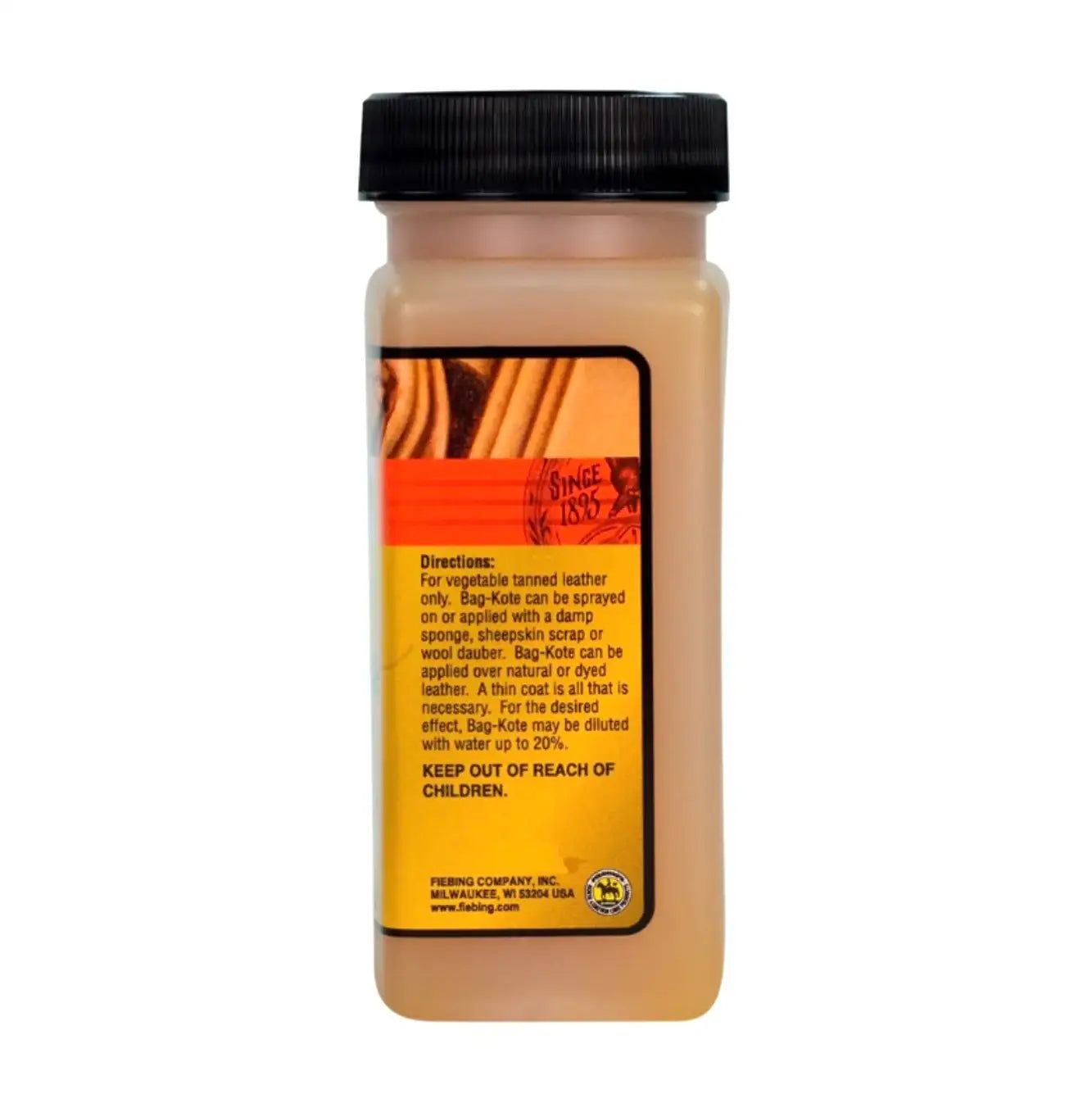 Pflegeprodukt für Leder, Kunststoffflasche mit schwarzem Deckel und gelbem Etikett, Nahaufnahme