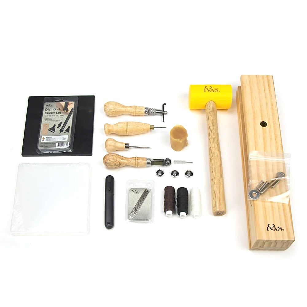 Lederwerkzeug Set mit Holzhammer, Ahlen, Nähgarn, Diamantmeißel und Zubehör auf weißem Hintergrund