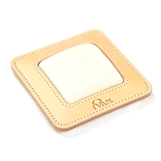 Quadratisches Lederuntersetzer mit hellem Stoffeinsatz, naturfarben, detailreich genäht