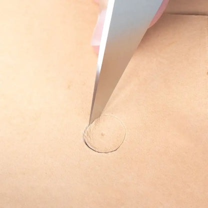 Präzises Zuschneiden von hellem Leder mit Messerklinge, Nahaufnahme, Handwerksbedarf