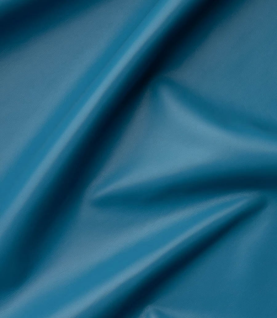 Glattes, blaues Kunstleder mit natürlicher Faltenstruktur, Material für Handwerk und Bastelprojekte