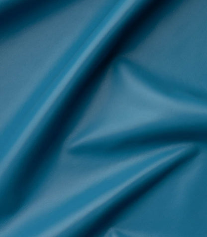 Glattes, blaues Kunstleder mit natürlicher Faltenstruktur, Material für Handwerk und Bastelprojekte