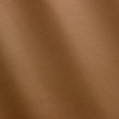 Nahaufnahme einer glatten, braunen Lederoberfläche mit feiner Struktur
