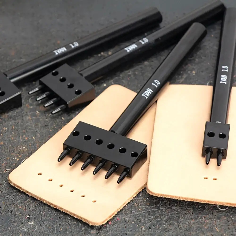 Lederwerkzeuge für Lochungen in hellem Leder, ideal zum Basteln und Handwerk.