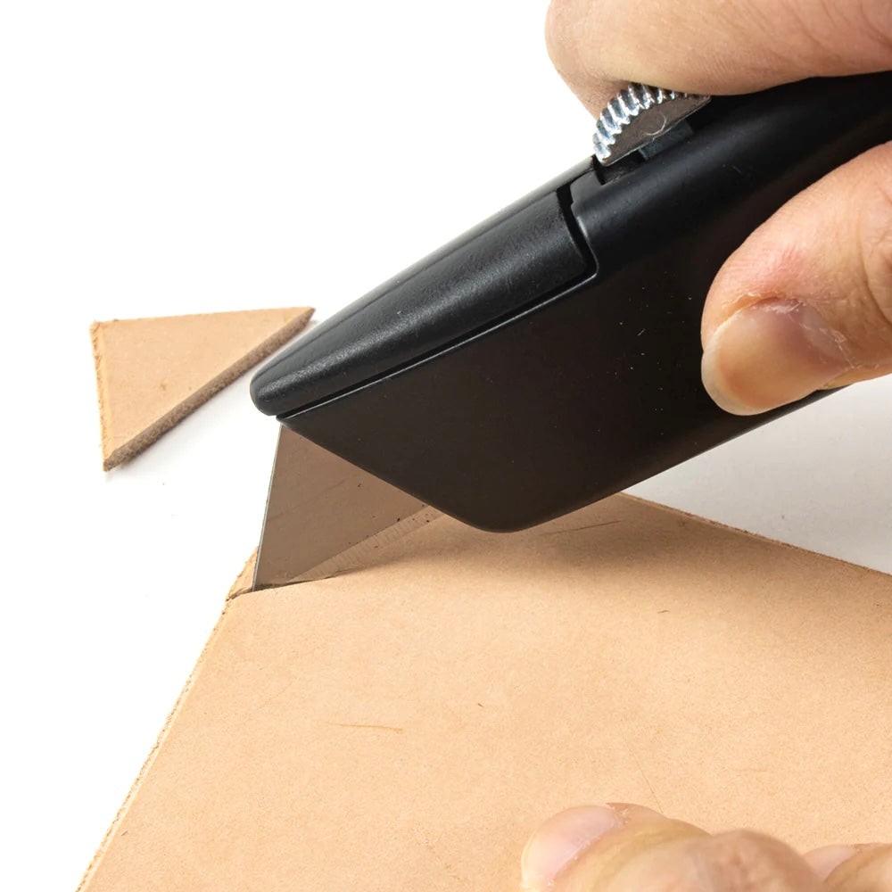 Präzises Schneiden von Leder mit Werkzeug für Bastler und Handwerker