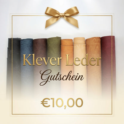 Klever Leder Geschenkgutschein 10 Euro - Premium Gutschein mit Lederrollen-Hintergrund. Eleganter Geschenkgutschein für Lederwaren.