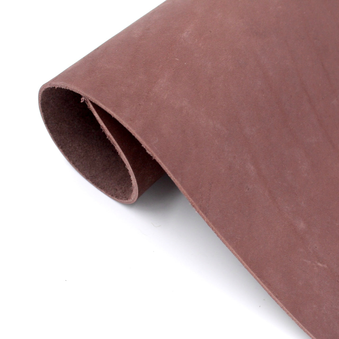 Rolle aus braunem Leder, geeignet für Handwerk und Bastelprojekte, Nahaufnahme