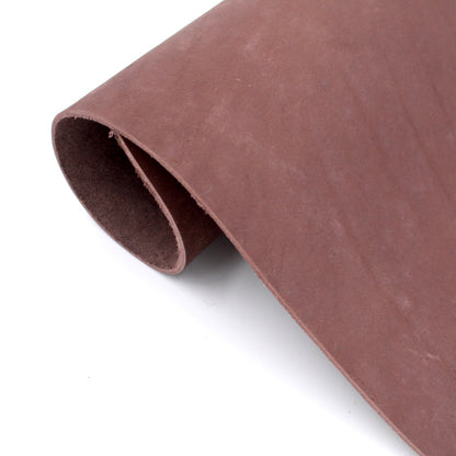 Rolle aus braunem Leder, geeignet für Handwerk und Bastelprojekte, Nahaufnahme