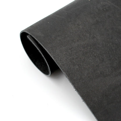 Schwarzes Lederstück, halb eingerollt, samtartige Oberfläche, ideale Lederware zum Basteln