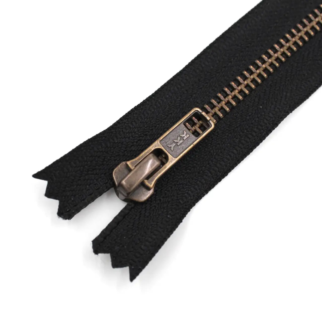 Nahaufnahme eines schwarzen Metallreißverschlusses für Leder- und Nähprojekte