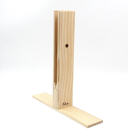 Stichschiene aus Holz zur Lederbearbeitung, Werkzeug für Handwerker auf weißem Hintergrund.