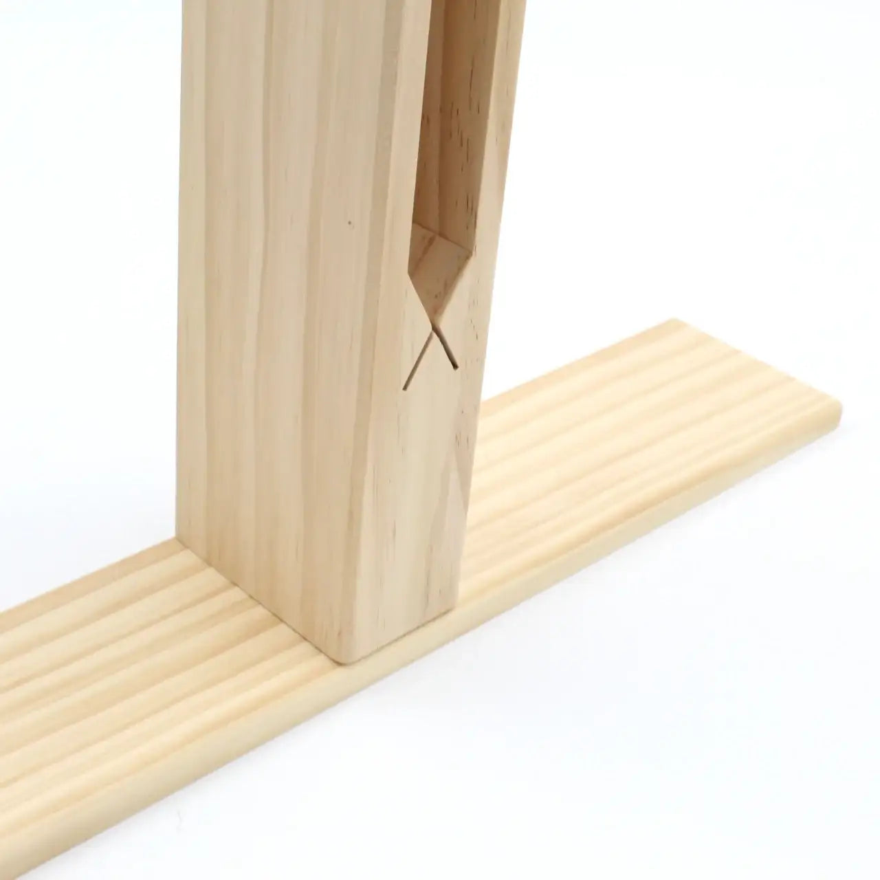 Detail eines Holz-Werkzeughalters für Lederarbeiten auf weißem Hintergrund