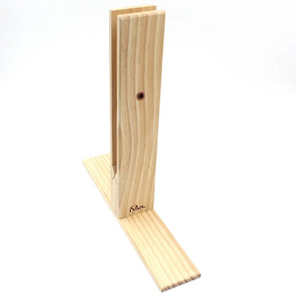Holz-Nähkloben für Lederhandwerk, stehender Halter auf weißem Hintergrund