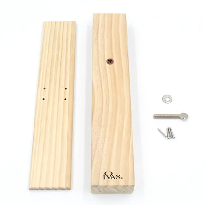 Zwei Holzleisten mit Schrauben und Unterlegscheibe, Zubehör für Lederhandwerk