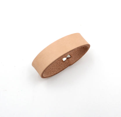 Einfaches Lederarmband mit Metallverschluss für Bastler und Handwerker
