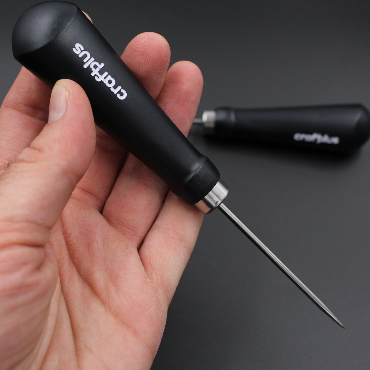 Craftplus Lederwerkzeug mit schwarzem Griff und Metallspitze für präzise Handarbeit