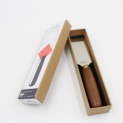 Flaches Ledermesser mit Holzgriff und Metallklinge in Kartonverpackung
