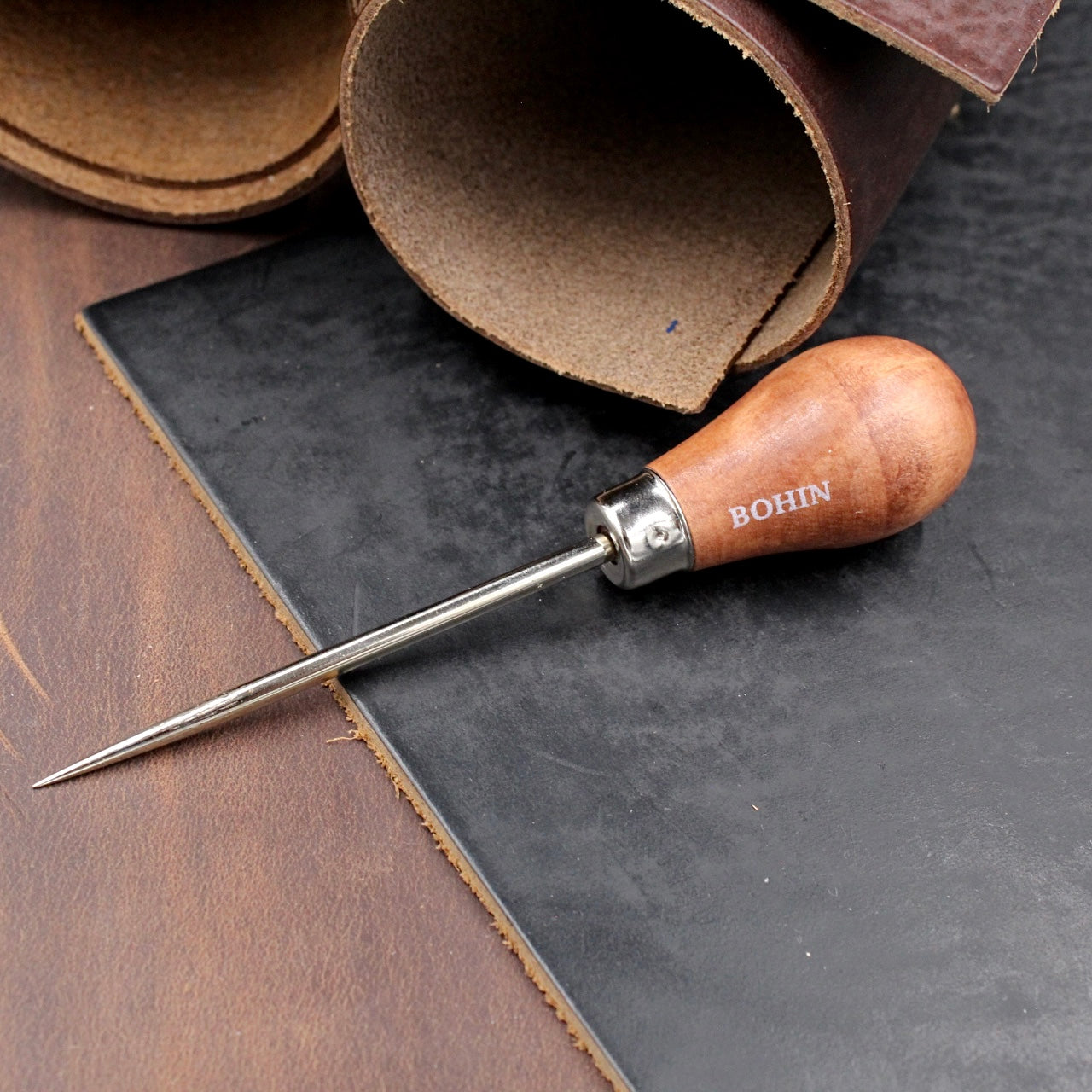 BOHIN Lederahle mit Holzgriff auf braunem Leder – ideal für Handwerker & Bastler