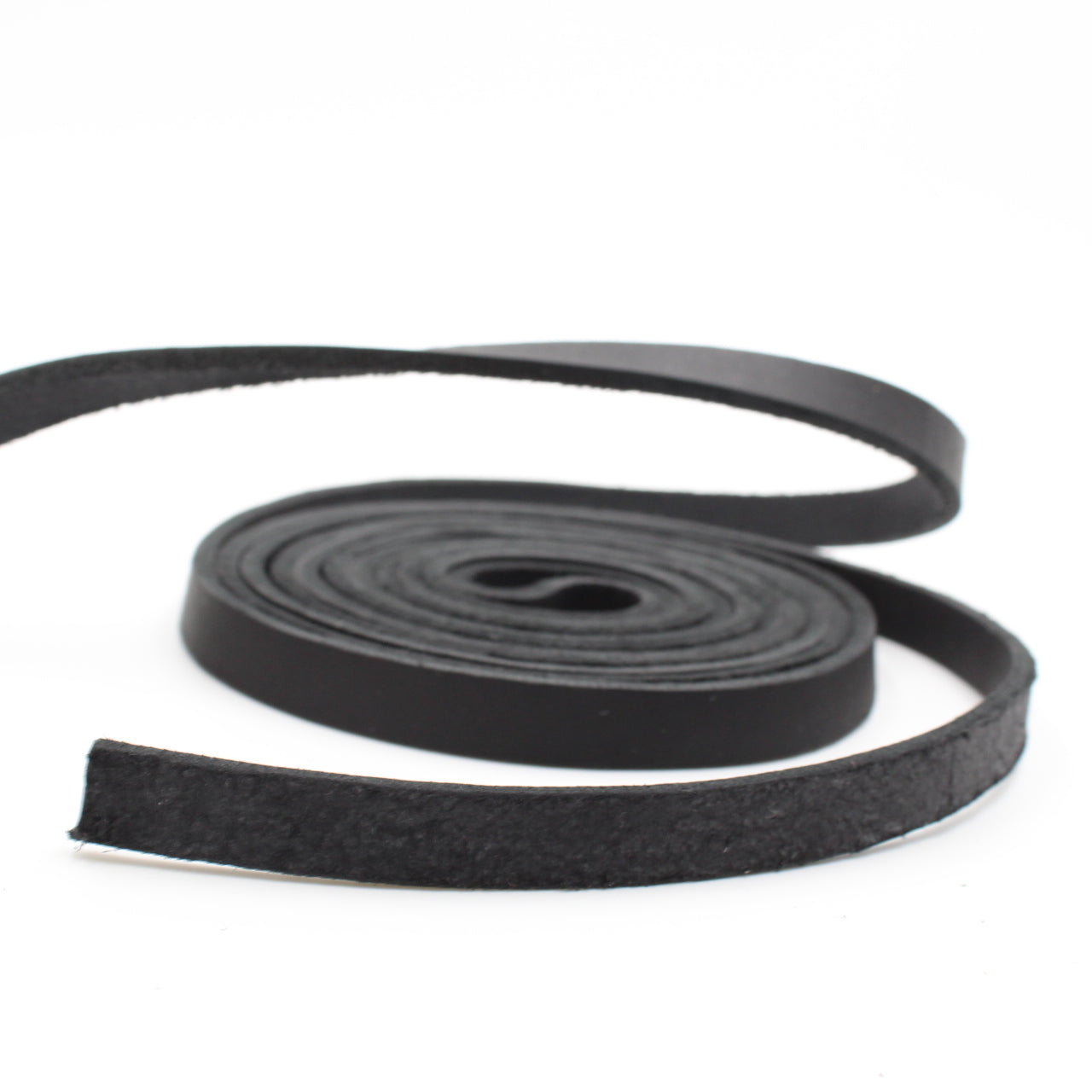 Schwarzes Lederband, ideal für Bastler und Handwerker – hochwertiges Leder für Projekte