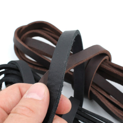 Schwarzes und braunes Lederband für Bastelprojekte, ideal für Handwerker und Lederarbeiten