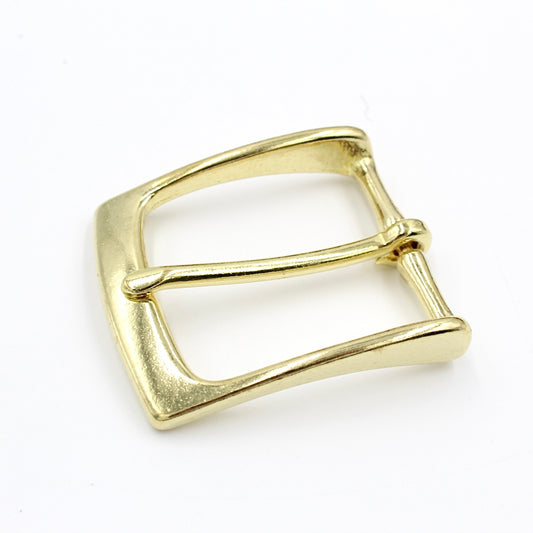 Polierte goldfarbene Gürtelschnalle von Klever Leder, 38 mm breit, auf weißem Hintergrund