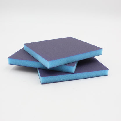 Drei quadratische Schleifschwämme für Leder von Klever Leder, Körnung 400, in Blau-Violett.